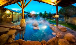 Una gran piscina de agua con rocas. en Casa Manuela, en Allariz