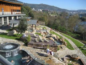 vistas a un parque acuático con cascada en Casa Manuela, en Allariz