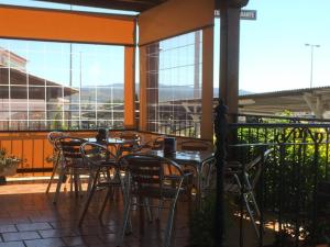 a group of tables and chairs on a patio at Hotel-Restaurante Venta Tomas in Almuradiel