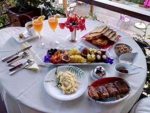 een witte tafel met borden eten en drinken bij Fare Sunny in Punaauia