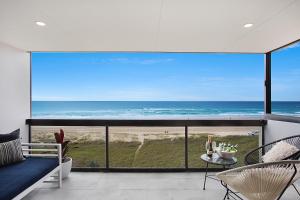 sala de estar con vistas al océano en Absolute Beach Front Renovated 3 Bdrm 2 Bath App, en Gold Coast