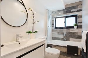 y baño con lavabo y espejo. en Absolute Beach Front Renovated 3 Bdrm 2 Bath App, en Gold Coast