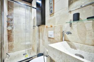 Ванна кімната в very cozy 2p Louvre--Orsay-- saint-germain-des-pres