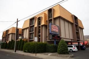 un gran edificio con un cartel delante en FairBridge Inn & Suites - Lewiston en Lewiston