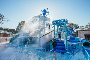 Un tobogán de agua en un parque acuático con gente en él en BIG4 Sandstone Point Holiday Resort Bribie Island en Bongaree