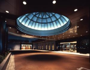 une grande chambre avec un plafond en verre et un bâtiment dans l'établissement Hotel East 21 Tokyo, à Tokyo