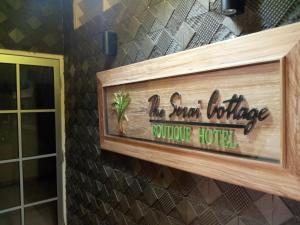 カンポン・ゴン・バダックにあるThe Serai Cottage Transit Hotelの店壁の看板