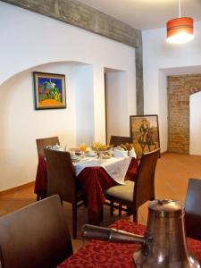 A restaurant or other place to eat at Casa do Largo - Golegã - Turismo de Habitação