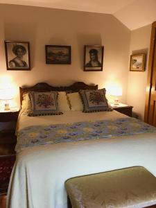 een slaapkamer met een bed met twee foto's aan de muur bij River ' s Edge Inn in Brownwood