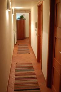 un corridoio con tappeti sul pavimento di una camera di MiCasaTuCasa a Napoli