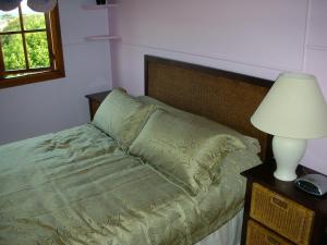 Postel nebo postele na pokoji v ubytování Cedar Cottages Blackmans Bay