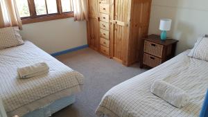 Postel nebo postele na pokoji v ubytování Cedar Cottages Blackmans Bay