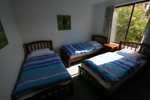 Postel nebo postele na pokoji v ubytování Cedar Cottages Blackmans Bay