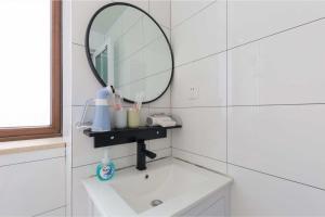 Een badkamer bij Haikou Meilan District · Xixili Locals Apartment 00175140