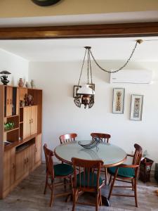 uma sala de jantar com mesa e cadeiras em Achiras 1432 em Montevidéu