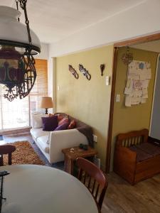 een woonkamer met een bank en een tafel bij Achiras 1432 in Montevideo