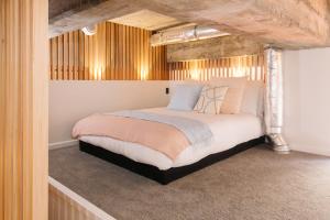 Ένα ή περισσότερα κρεβάτια σε δωμάτιο στο Auckland City Spacious Loft - 4 Bedrooms & 2 Free Car Parks