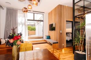 Μια τηλεόραση ή/και κέντρο ψυχαγωγίας στο Auckland City Spacious Loft - 4 Bedrooms & 2 Free Car Parks