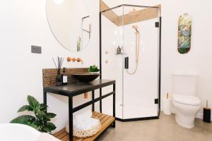 Ένα μπάνιο στο Auckland City Spacious Loft - 4 Bedrooms & 2 Free Car Parks +26 φωτογραφίες