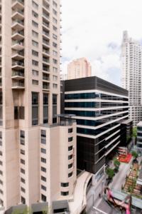 - une vue sur quelques grands bâtiments d'une ville dans l'établissement 91 Liverpool Street, World Tower, à Sydney