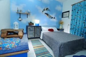 sypialnia z łóżkiem i niebieską ścianą w obiekcie North B&B w mieście Wujie