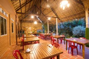 Reštaurácia alebo iné gastronomické zariadenie v ubytovaní Mekong Rustic Cai Be