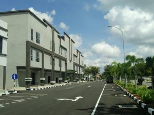 加央Ants Hotel的一条空荡荡的街道,一辆汽车沿着街道行驶