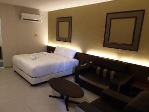 Ants Hotel客房内的一张或多张床位