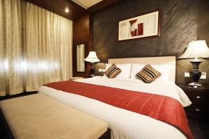 um quarto de hotel com uma cama grande com duas almofadas em HOTEL EXCELLENCY em Bhubaneshwar