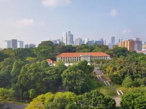 um edifício num parque com uma cidade ao fundo em YWCA Fort Canning em Singapura