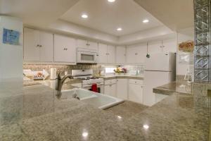 uma cozinha com armários brancos e um lavatório em PACIFIC BEACH MANSION em San Diego