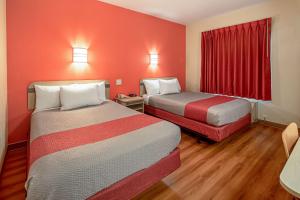 מיטה או מיטות בחדר ב-Motel 6-Anchorage, AK - Midtown