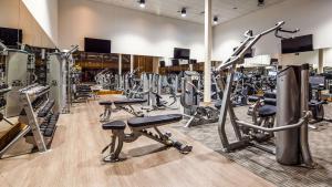 ein Fitnessstudio mit Reihen von Laufbändern und Geräten in der Unterkunft Heritage Hotel, Golf & Conference Center in Southbury