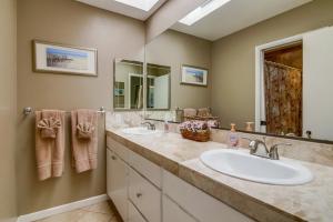 uma casa de banho com 2 lavatórios e um espelho grande em PACIFIC BEACH MANSION em San Diego