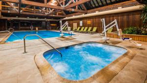 Heritage Hotel, Golf, Spa & Conference Center في Southbury: مسبح كبير في مبنى به مسبح