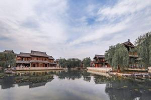 - une vue sur une rivière avec des maisons et des bâtiments dans l'établissement Henan Luoyang·Chanhe Hui Nationality Area· Locals Apartment 00144150, à Luoyang