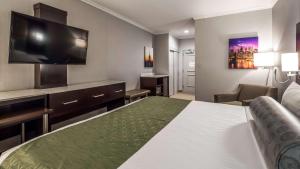TV a/nebo společenská místnost v ubytování Best Western Premier NYC Gateway Hotel