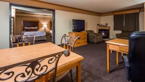 Μια τηλεόραση ή/και κέντρο ψυχαγωγίας στο Best Western Plus Sidney Lodge