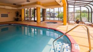 a swimming pool in a hotel room with a resort style pool at Best Western Knoxville Suites - Downtown in Knoxville