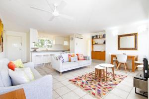 努沙岬的住宿－Soundhaven Apartment 2, Noosa Heads，客厅配有沙发和桌子