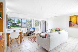 Zona d'estar a Soundhaven Apartment 2, Noosa Heads