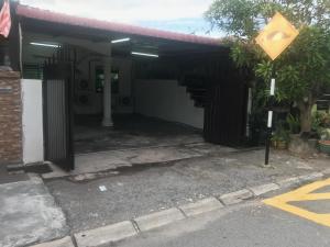 een huis met een garage met een bord ervoor bij Seri Manjung Homestay Wazer Residence in Lumut