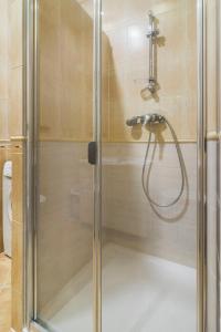 una doccia con porta in vetro in bagno di Maya's Flats & Resorts - Old Town Długa 72 Maisonette a Danzica