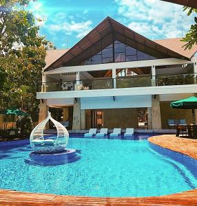 une maison avec une piscine et un bâtiment dans l'établissement Kumpul Kumpul Villa Seminyak - CHSE Certified, à Seminyak