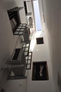 einen Blick über die Treppe in einem Gebäude in der Unterkunft Stone Town House in Zanzibar City