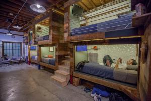 una habitación con dos literas en una casa en PodShare East Hollywood, en Los Ángeles 49 fotos más