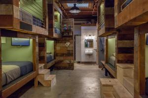 a room with a bunk bed and a bunk bed lift at PodShare Los Feliz in Los Angeles
