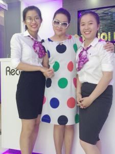 eine Gruppe von drei Frauen, die nebeneinander stehen in der Unterkunft Ha Noi Hotel near Tan Son Nhat International Airport in Ho-Chi-Minh-Stadt