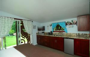 Kuchyň nebo kuchyňský kout v ubytování Kalani Hawaii Private Lodging