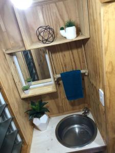 un baño con lavabo en una casa pequeña en SEA-green en Nelly Bay